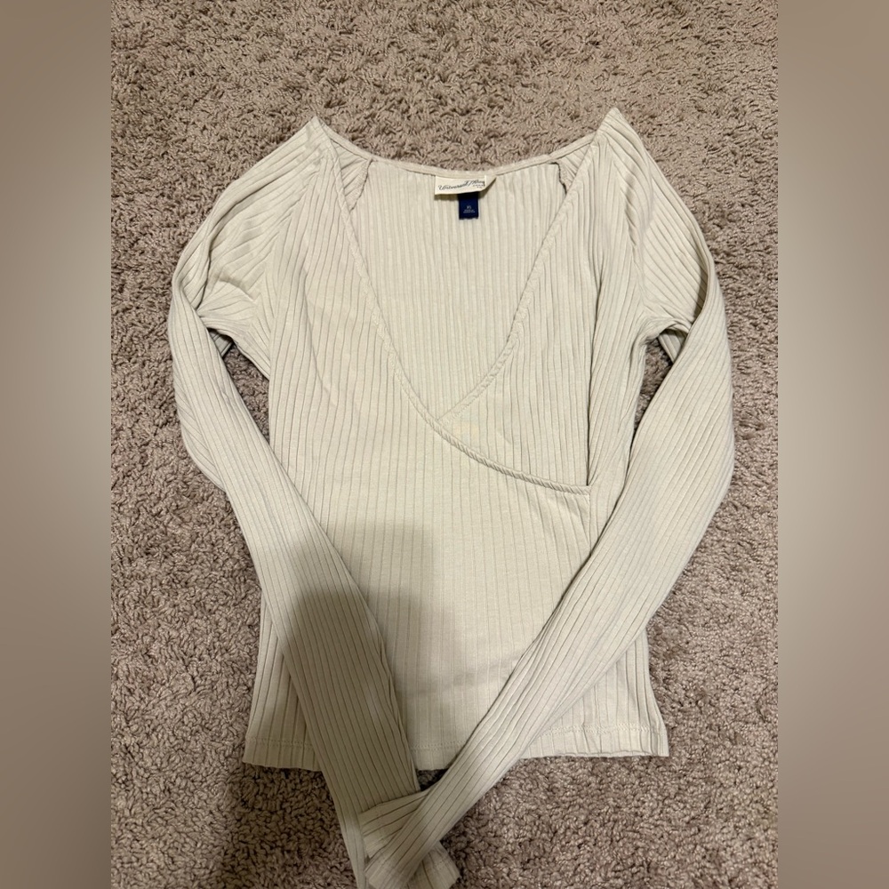 Universal Threads Cream Wrapped Ribbed V-Neck Top Size XS
